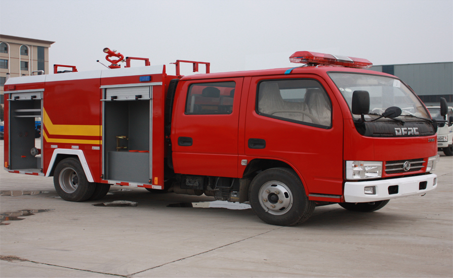 消防車廠家新東日專汽教大家駕駛消防車如何在特殊路段行駛